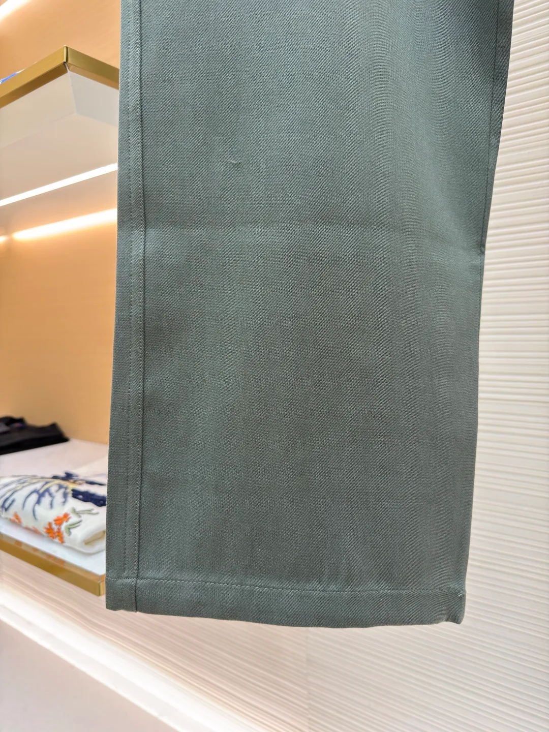 LOUIS VUITTON linen patch pocket overalls ●Original version: Purchased and developed at 13450 ●Item number: 1682125-A75 ●Fabric: linen fabric ●Technology: patch production ●Color: green ●Version: fitted version ●Weight: about 570 grams ●Size: S-M-L-XL ●Description: This overall is made of light linen canvas with a simple silhouette and is made of nubuck Damier The label on the back expresses the brand's style. It can be paired with the same work jacket to create a modern look, making it an everyday fashion choice in summer. Relaxed fit 100% linen Italian pockets Back patch pockets Nubuck label. The overall wiring is straight and delicate, the fabric is comfortable and soft, and the color is consistent without color difference. It can be matched with the same style to create a fashionable look and control various occasions. Customized accessories, complete with three standards, same style for men and women!